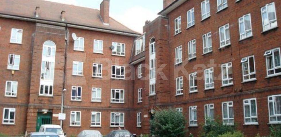 			LET, 3 Bedroom, 1 bath, 1 reception Apartment			 Whites Square, Clapham Common